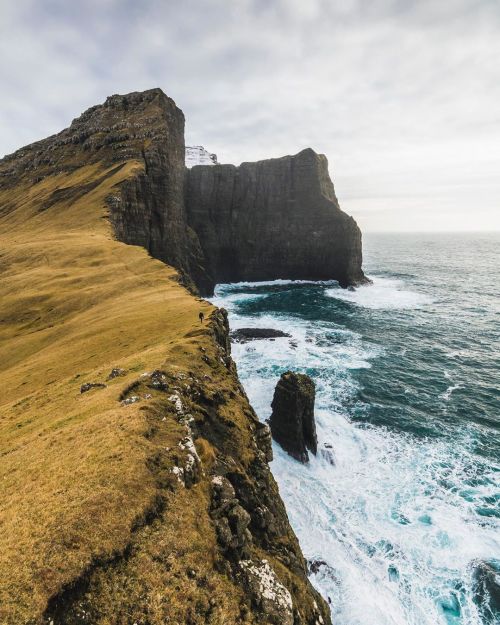 utwo:Located in the Northeast Atlantic, the Faroe Islands comprise 18 small islands, characterised b