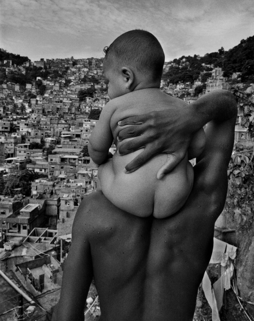 areacarioca: Rocinha - Rio de Janeiro. Que fotão <3Foto: André Cypriano.@eorioeraassim