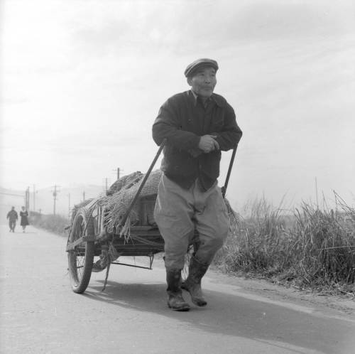 Clarence W. SorensenJapan, man pulling hand cart on road in Osaka