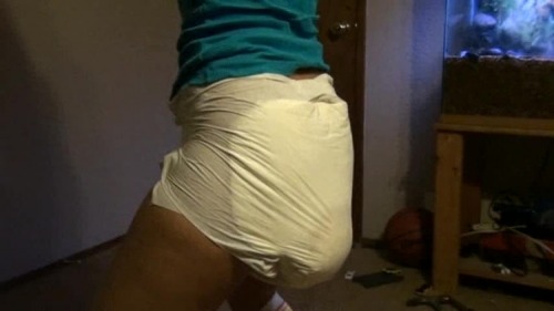 erikbine:diapergilrs:messy diaper girls!! part 2(via TumbleOn)