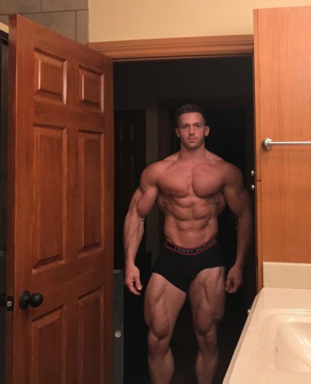 tooswole42:  “I wish I was as wide as the door… maybe someone will morph me.”
