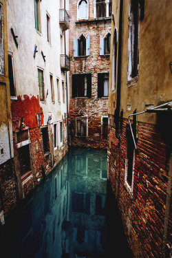 italian-luxury:Lonely Venice Alleys | Source | Italian-Luxury | Instagram