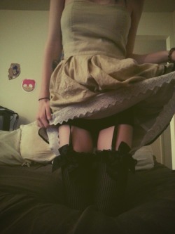 major-mantis:  Garter straps and pretty bows.