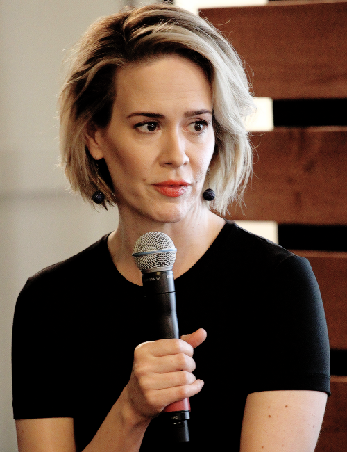 fionagoddess:   Sarah Paulson speaks onstage with Vanity Fair’s Ned Zeman during