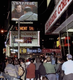 elcinebenes:People in New York City watching the Seinfeld finale together