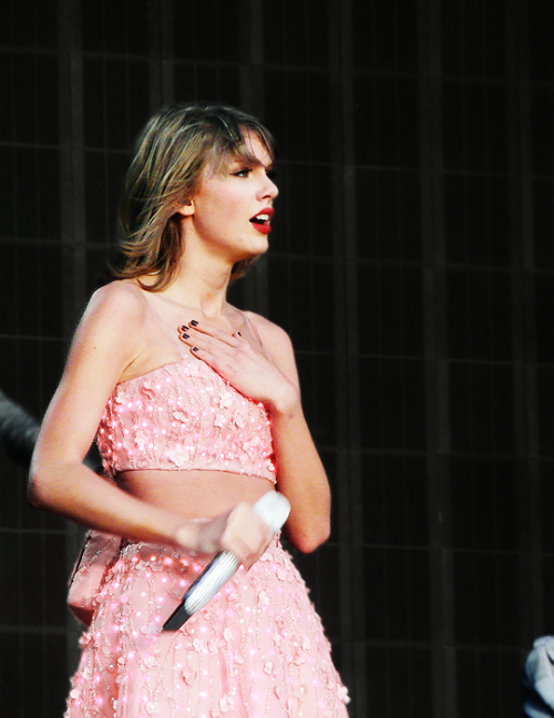 sirscottmccallmoved-blog:Taylor Swift at Hyde Park, London 27th June 2015