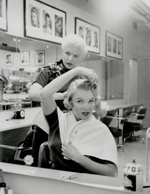 ladybegood:Marilyn Monroe with her hairdresser Gloria photographed by Andre de Dienes