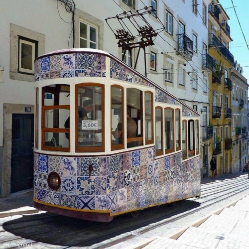 lepetitchatblanc:perfectthewayyouarerightnow:Beautiful tiled trolley - PortugalYESSSSSS SOOOOOOOON