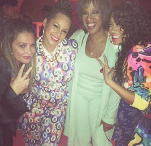 missladylove20:  Alicia Keys Celebrates Her Birthday With A ‘House Party’ Pajama Jammy Jam [ & Epic Dance Off] Those Deans be lovin’ their themed parties!  A few months ago, Alicia Keys surprised hubby Swizz Beatz with a “Coming To America”-themed