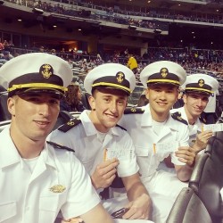 mets:  These members of the U.S. Navy were given a seat upgrade to the 2nd row! Thank you for your service. #LGM