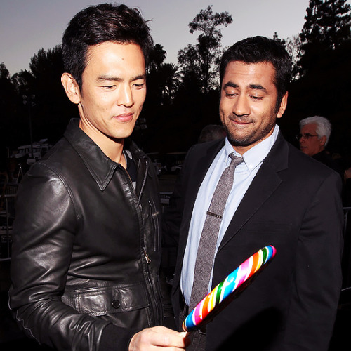 wildandwild:  John Cho being handed a giant lollipop ft. Kal Penn being super excited about it 