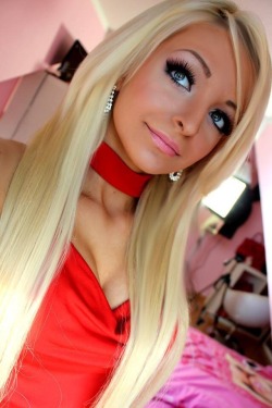 candyhousebimbos:  how very bimbo! good girl