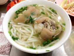 jessie-blueskye:  catholicnun:  Vietnamese noodle faves  Banh canh - the noodle is thick and it tastes so good adding lime makes it taste RLY good and U can add meat or whatever (I don’t eat the meat in that pic with the bone just like beef but not