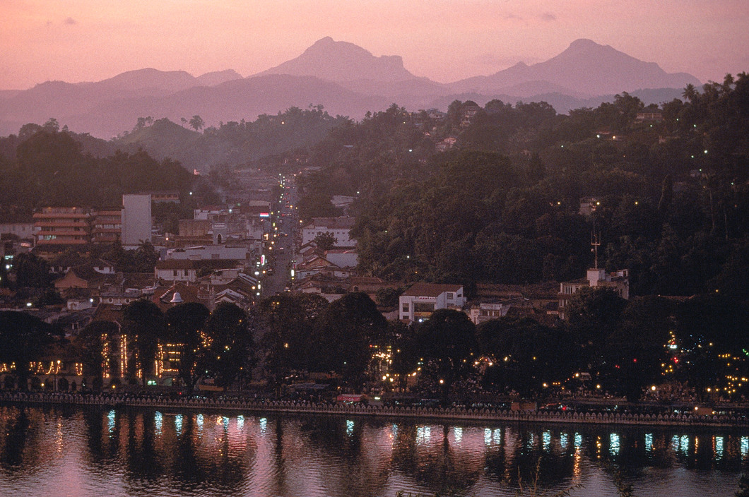 20aliens: SRI LANKA. Kandy. 1995.Steve McCurry 