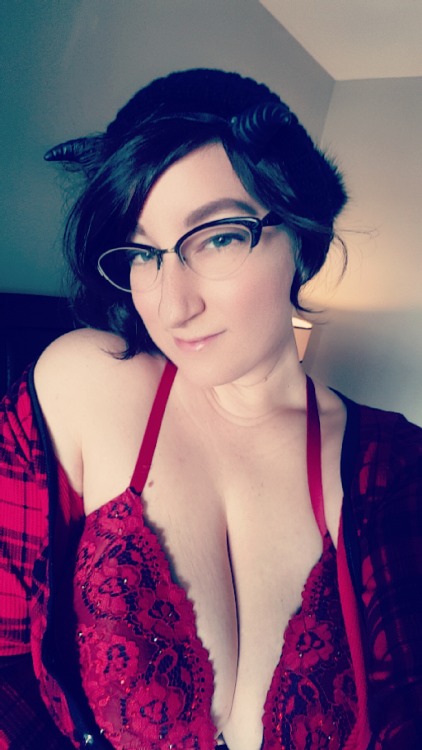 badsuccubus:  badsuccubus:  So as a holiday gift you guys have given me 600 delicious souls following me 💘💋👿🎄🎁  I wanted to give back to you so here are some pictures of me being naughty and nice.   Happy Holidays you Dirty Heathens!! 