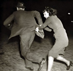 Un Photographe Est Pris À Partie Par Sa Victime, Hollywood, 1938.