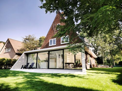 Modern extension to a 1930s gable roofed brick residence facing the garden, Bentveld, North Holland,