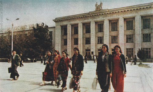 sovietpostcards: University students in Ashkhabad, Turkmenia (1981)