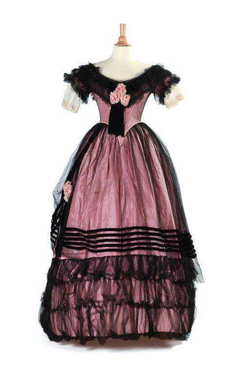 fripperiesandfobs:Evening dress ca. 1850From Enchères Sadde via Interencheres @gothiccharmsch