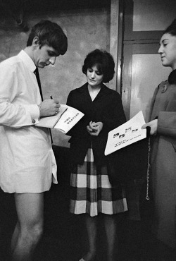 ringo-obsession:  Ringo Starr signs an autograph