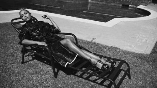 Zoe Saldana Follow http://celebrity-legs-and-heels.tumblr.com/ for more! (via KABdQr1.jpg (1900×1068