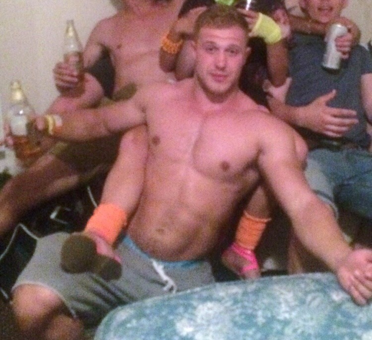 exclusivekiks:  Hot stud 🔥🔥🔥🔥💋💋💋  Follow me:  http://exclusivekiks.tumblr.com/