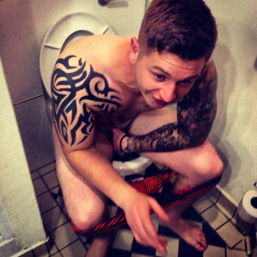 johnnyfeelgood20: Pooping