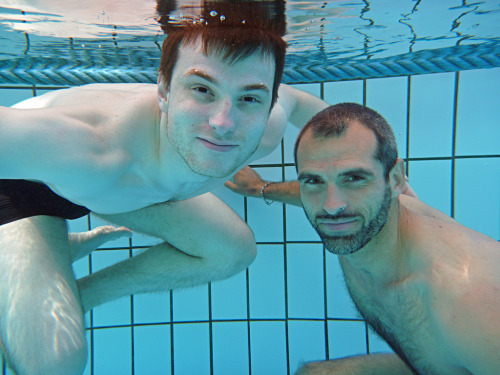  Breatholding barefaced underwater buddies