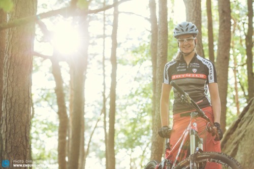 macaroni-ho: enduro-mtb.com/traumfrau-gesucht-on-tour-mit-nadine-rieder-vom-amg-rotwild-team/