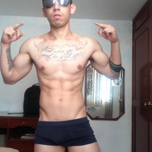 jojutlagay:  Este si que es un rico cabrón… síganlo en: http://elcabrondealado.tumblr.com/  y en su Twitter: @oficialM420