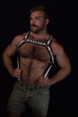 barphotography:#musclebear #leather #fetish #bulldogcustomleathers