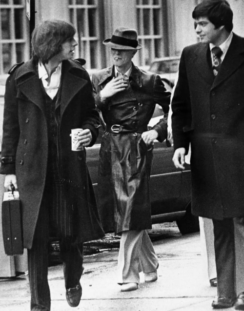lokithegreekgod-666: baby-universeii: David Bowie going to court with lawyers, Coco Schwab & Igg