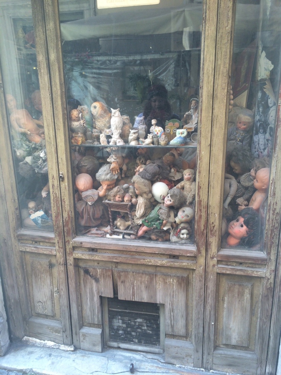 penis-hilton:  This little doll restoration shop is literally the creepiest thing