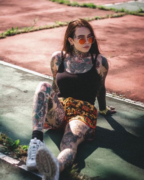 fludogenerator:taketothegraveSummer vibes with @timararose