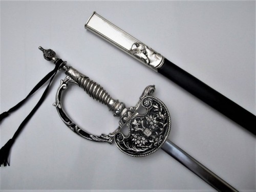 ghostreveries:Beautiful weapons from VTdaggers. 