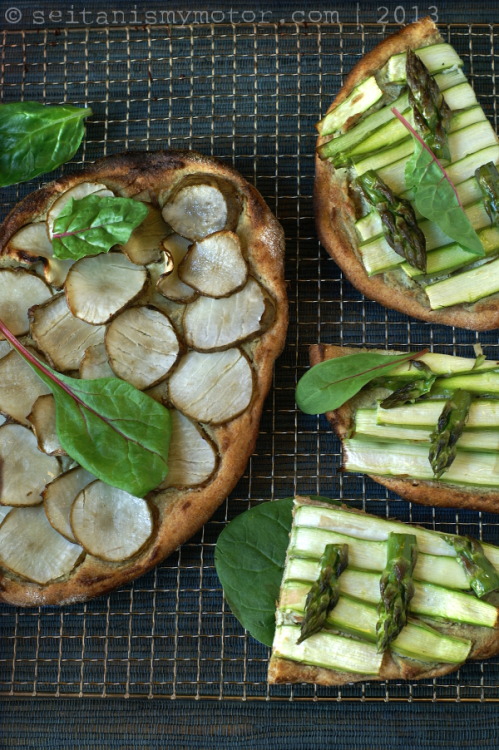 veganfoodtolove:  Jerusalem Artichoke (Sunchoke) and Asparagus Pizza 