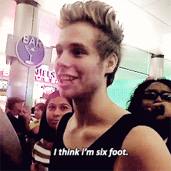 hoodscalum:  kingoftheniall:  Luke Hemmings is 6’4”. I hope he’s ok up there