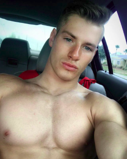 patrick-the-great:  Those lips, those eyes,