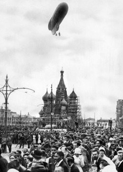 decimonono:miepvonsydow:Dirigible Over St. Basil’s Cathedral, Red Square, Moscow; ca. 1921  1921.  Blimp ascension over the Church of St. Basil, Red Square, was the feature celebration in honor of the Third Communist Internationale  recently held at