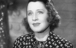 alexdrakes:  Norma Shearer + dimple smile 