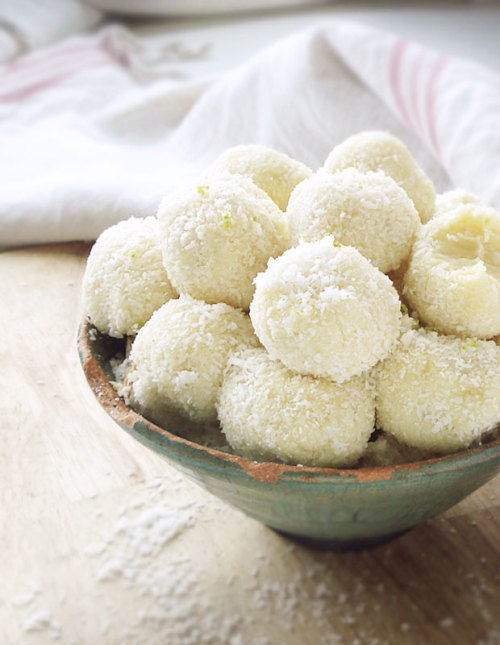 fullcravings - White Chocolate Coconut Truffles