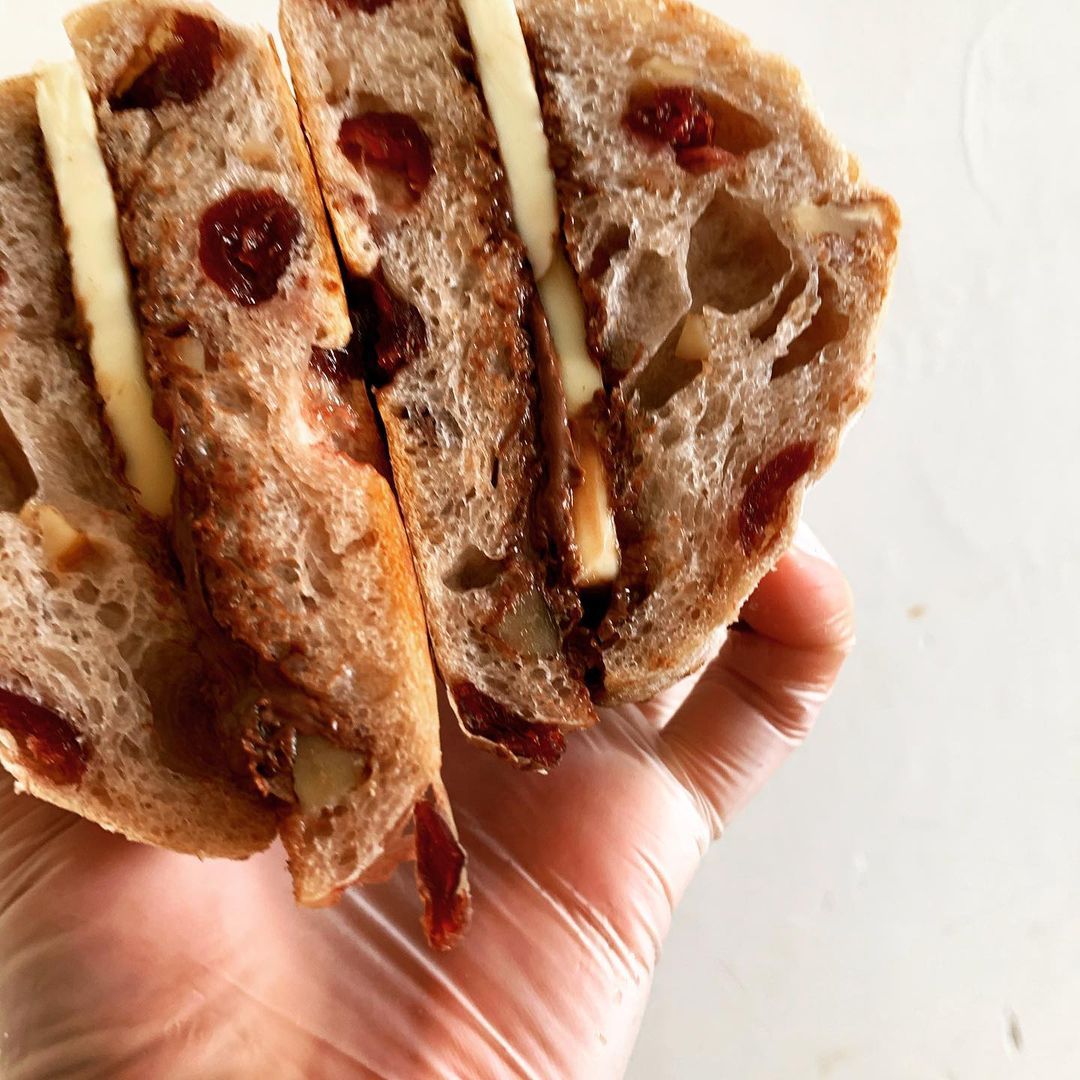 Koha クルミとクランベリーのパンに ヌテラとバター バジルペーストに美味しいチーズと生ハム Koha クルミとクランベリーのパンに ヌテラとバター バジルペーストに美味しいチーズと生ハム