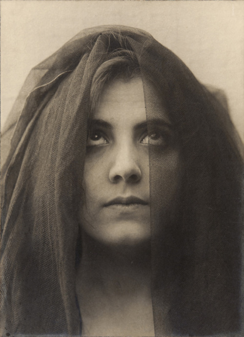 le-plus-beau-des-mensonges:  Photograph (Untitled) by JOAN VILATOBÀ, 1903-1904