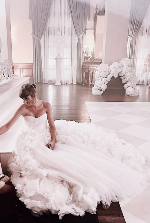 tayl0r1989:Pictures of Taylor being magical 73/100 #taylor swift#reblog #i bet you think about me #mv#bts