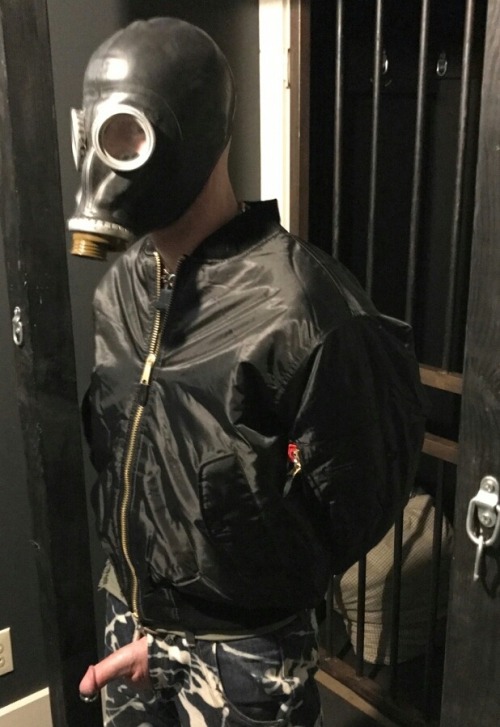 kicksforpigs:Hot picture.  