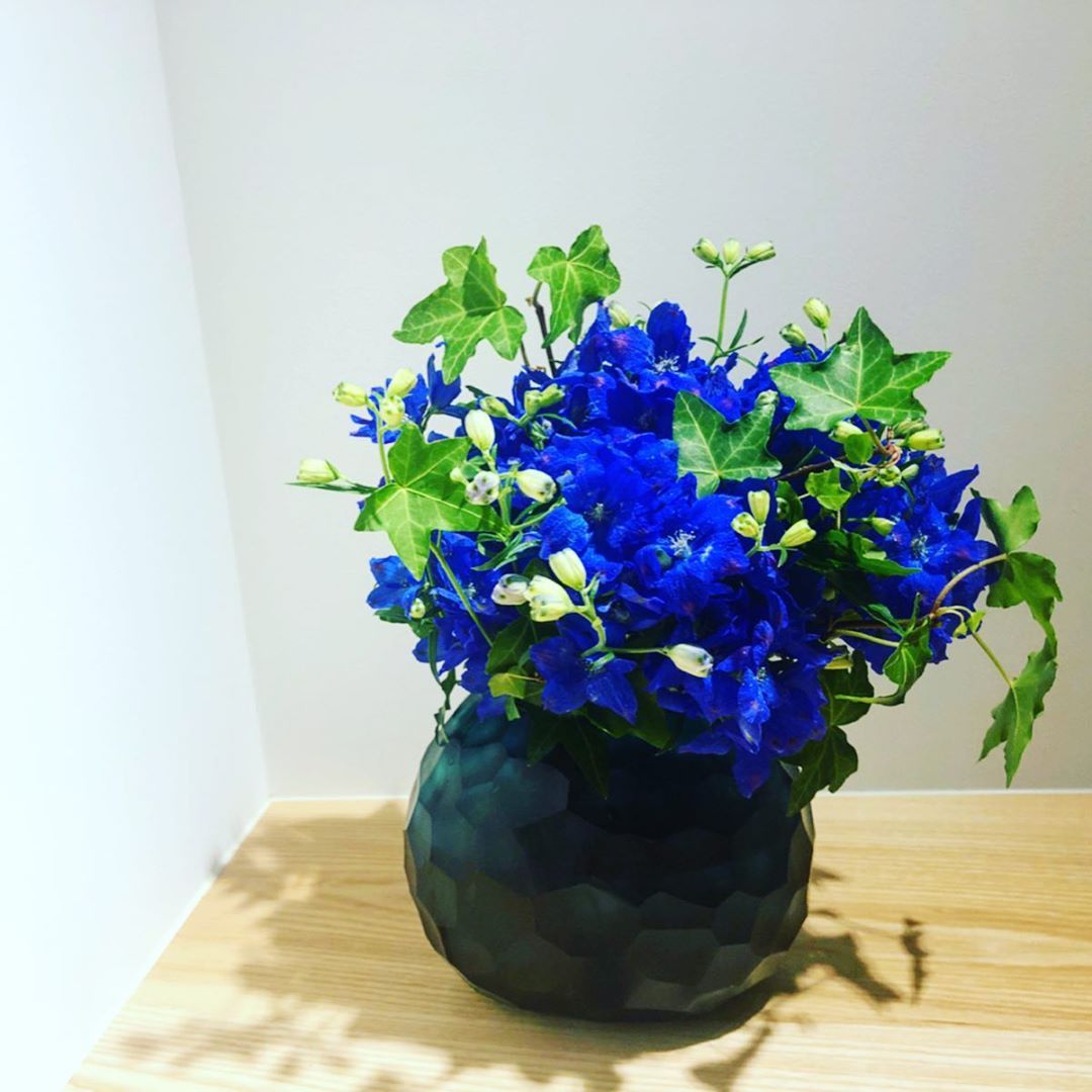 軽井沢花苑 グランブルーのブーケをふたつ 今年のトレンドカラーはブルーだそうです 軽井沢花苑 グランブルーのブーケをふたつ 今年のトレンドカラーはブルーだそうです