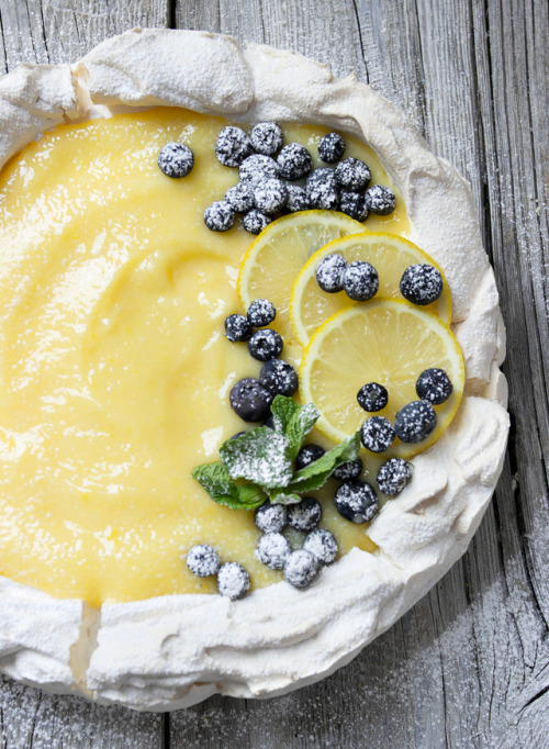 Lemon Curd Pavlova“A delicious, light and fresh dessert, with a meringue base and a light lemon curd