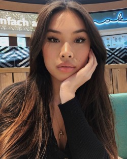 world-of-asian-beauties:  💛 @_misslinh_  💛 bee bee 🐝 (at Hamburg, Germany)https://www.instagram.com/p/BqWeOtHhhZf/?utm_source=ig_tumblr_share&amp;igshid=4obxyzvzdpgf