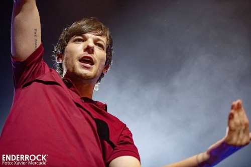 Louis performing in Barcelona by Xavier Mercade