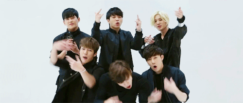 namsoogyu:  While everyone is being so hyper, cool Hoya just stands there clapping -.- 